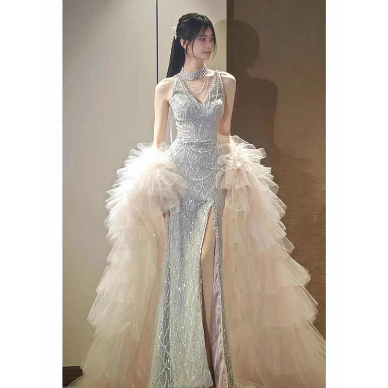 

A new style of halter-neck dress for the host's toasting performance at banquet