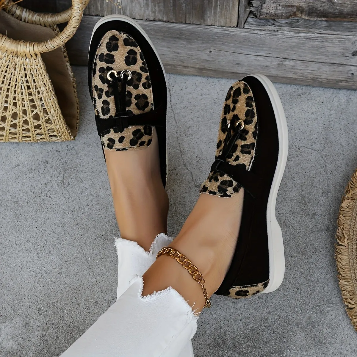 New Women's Leopard Print Sneakers Flat Casual Shoes Slip on Ladies Loafers Vulcanized Shoes Walking Sneaker Plus Size 43