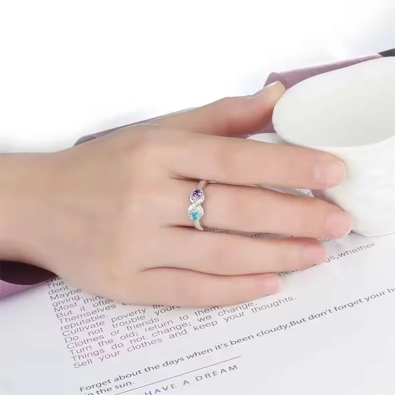 Personalisierter gravierter Namens-Infinity-Ring mit 2 Geburtssteinen, individueller Versprechensring für Frauen, Mütter und Familien – Schmuck – Detail 3