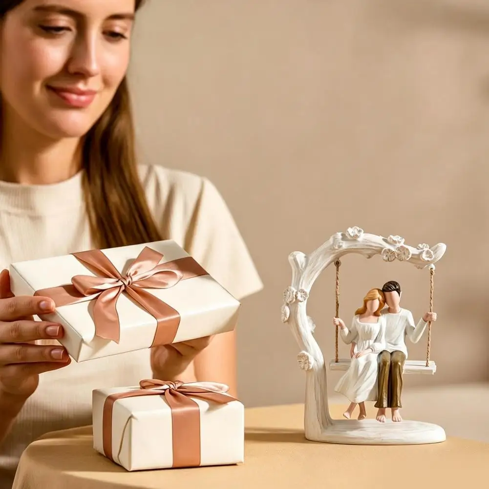 Romantic Couple Swing Ornament, Resin Couple Statue Faceless Couple Figurine for Living Room Anniversary Keepsake