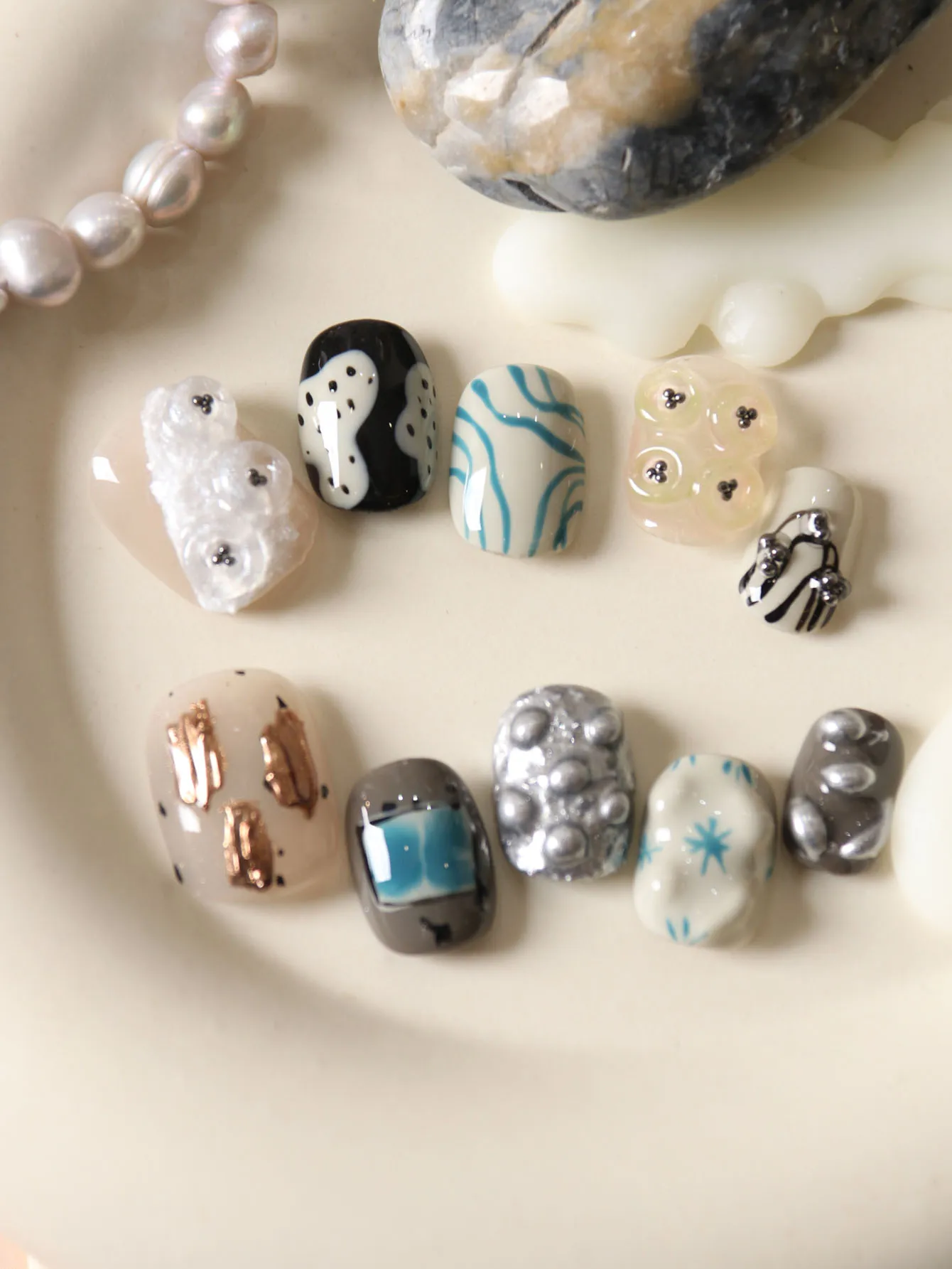 10 Uñas Postizas Cortas Negras y Verdes con Graffiti Acrílico, Incluye 1 Hoja de Adhesivos y 1 Mini Lima