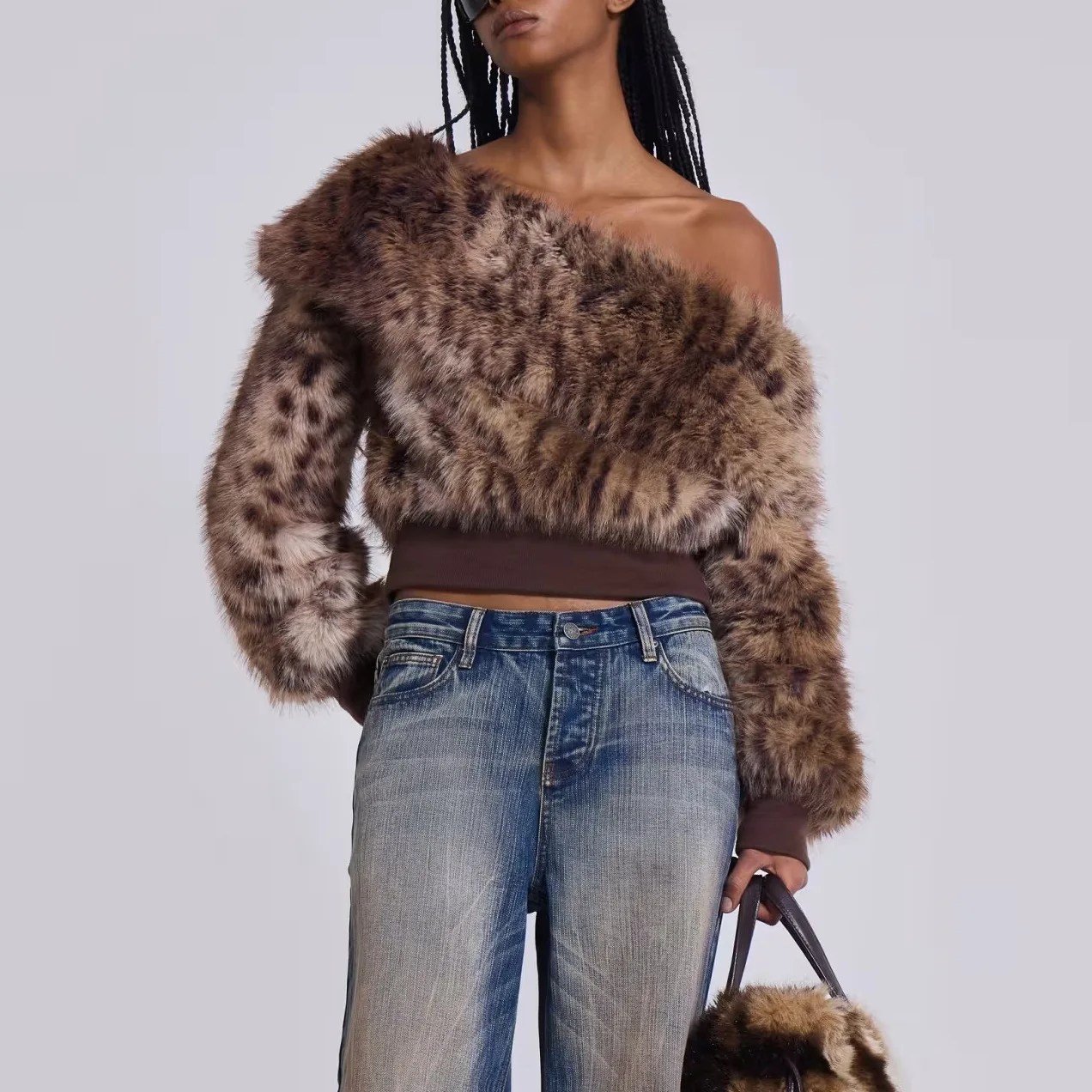 

rВысококачественная плюшевая толстовка с открытыми плечами, универсальный и привлекательный короткий топ без талии в уличном стиле для женщин, нишевый дизайн