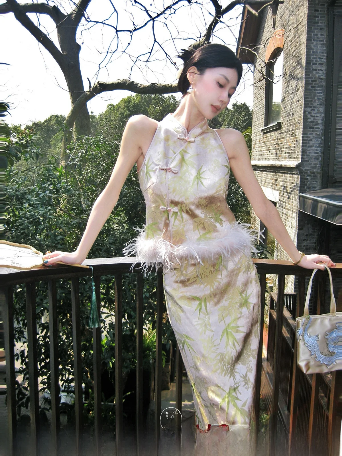 

Новый китайский комплект для женщин: оригинальный топ с вышивкой лотоса и легкая роскошная юбка из бамбука для повседневной носки.