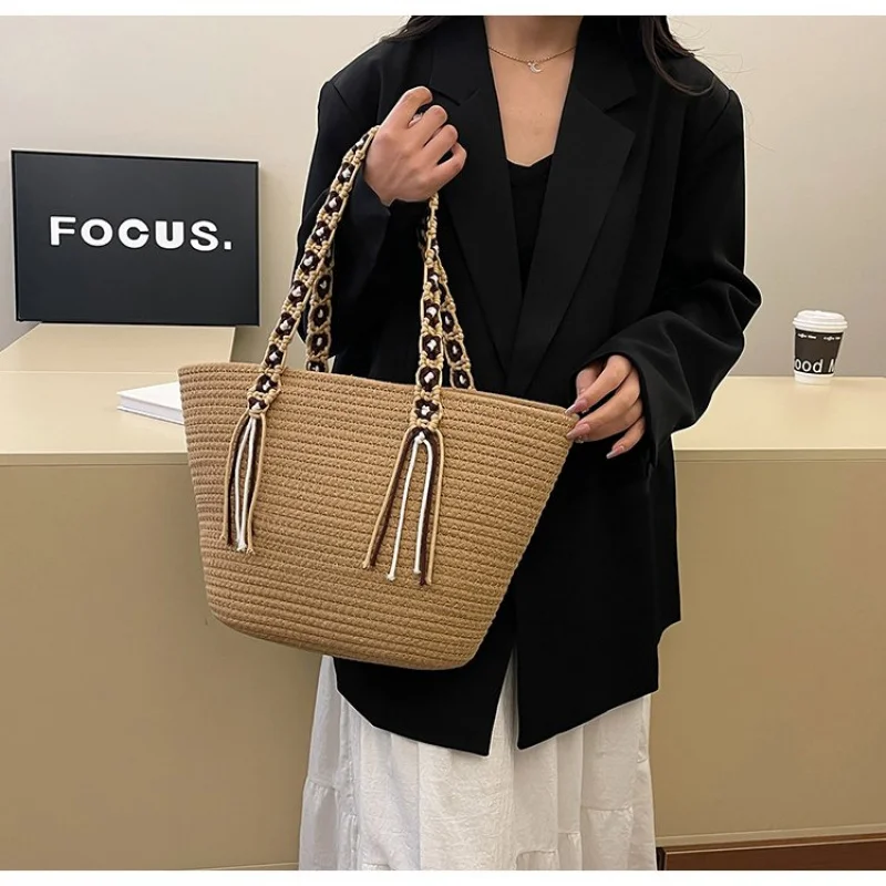 

Уникальная повседневная женская сумка-шоппер в винтажном стиле большой вместимости и стильной однотонной отделкой