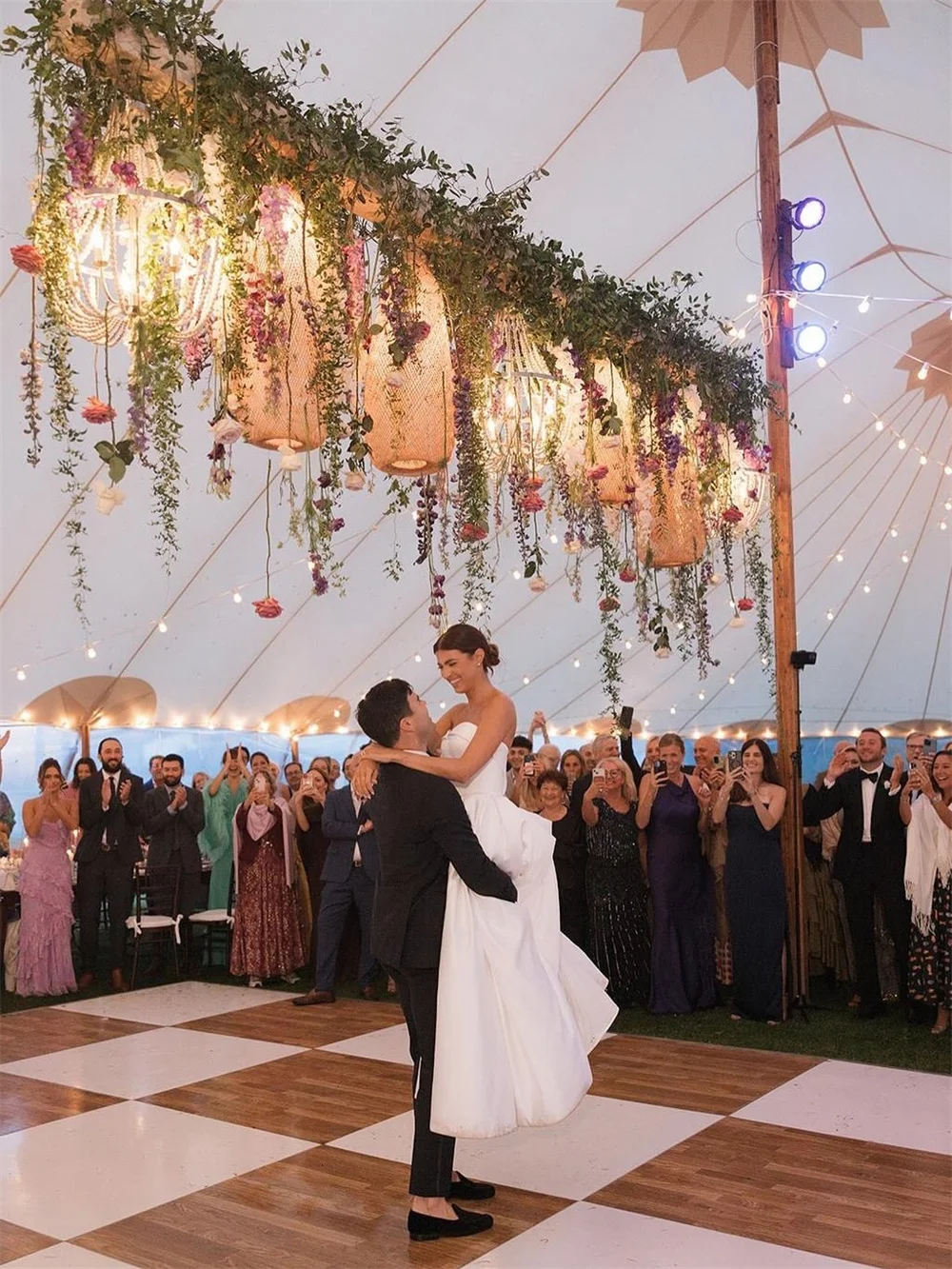 Tokyo Customized White Sweetheart Neckline Wedding Dresses Sleeveless Zip Elegant A-Line Bridal Gown Court Train Wedding Gown