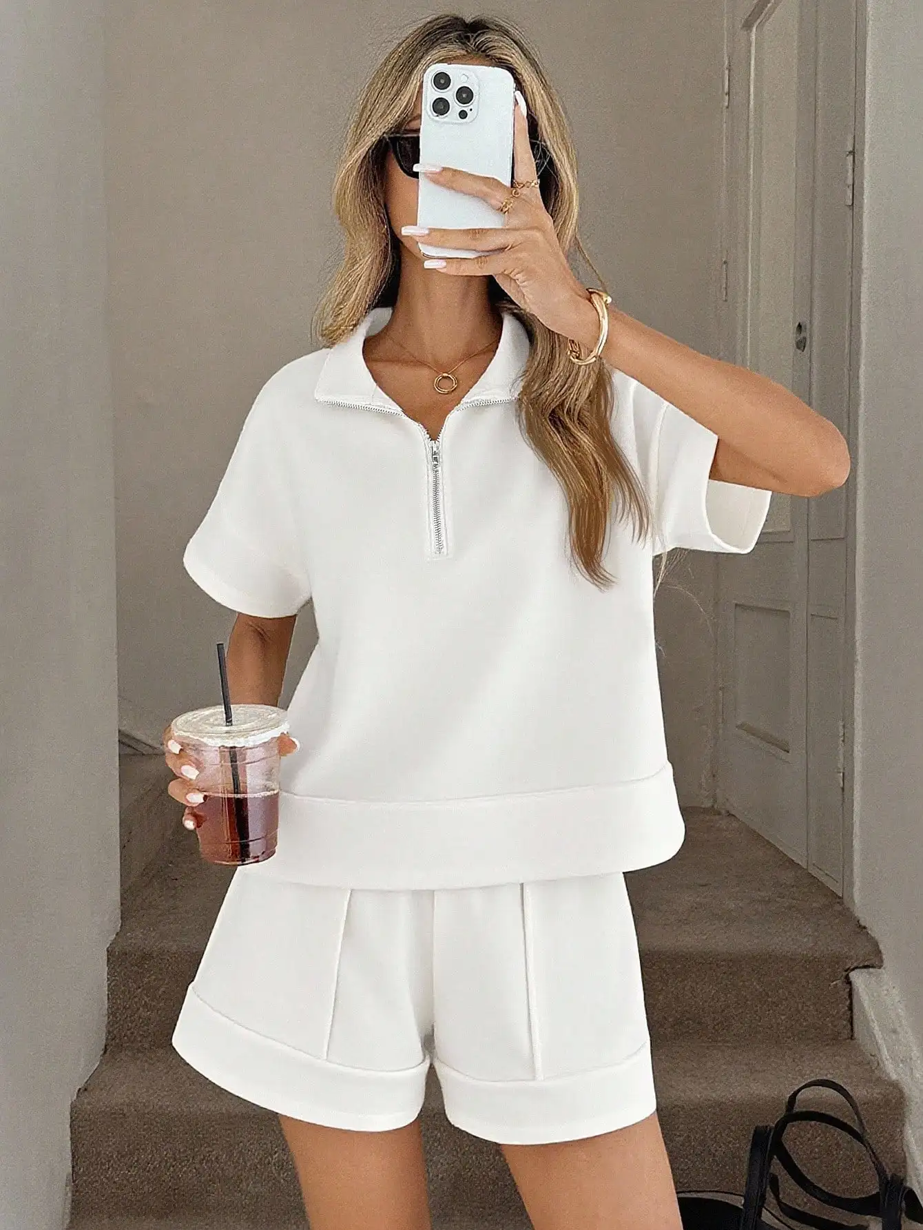 

Женский белый повседневный комплект из 2 предметов: топ-поло на молнии и плиссированные шорты