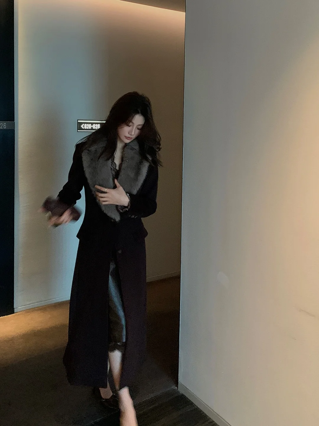 

Длинное шерстяное пальто для женщин с большим меховым воротником и приталенным силуэтом, роскошная зимняя верхняя одежда от Long Xi Er