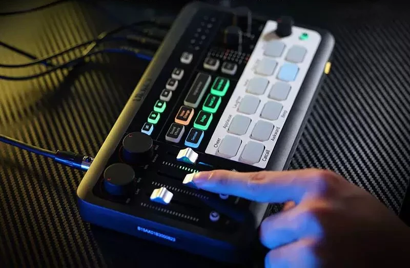 The AX01 Entertainment live streaming sound card is an external multi-functional device that supports OTG computer