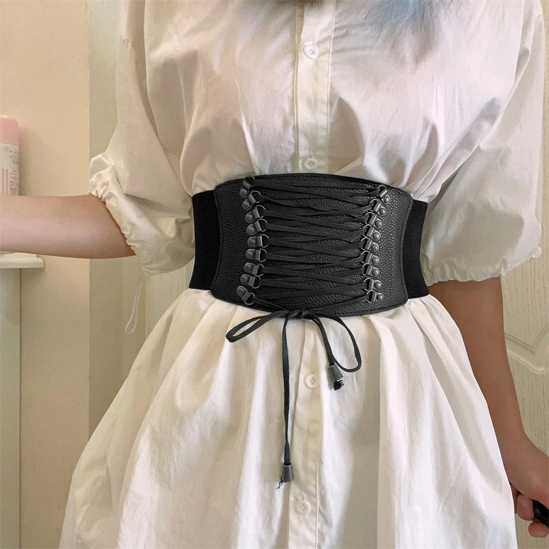 يزوج الفستان المزخرف ذو الحزام العريض للسيدات الجديد بقميص مربوط بخصر أسود