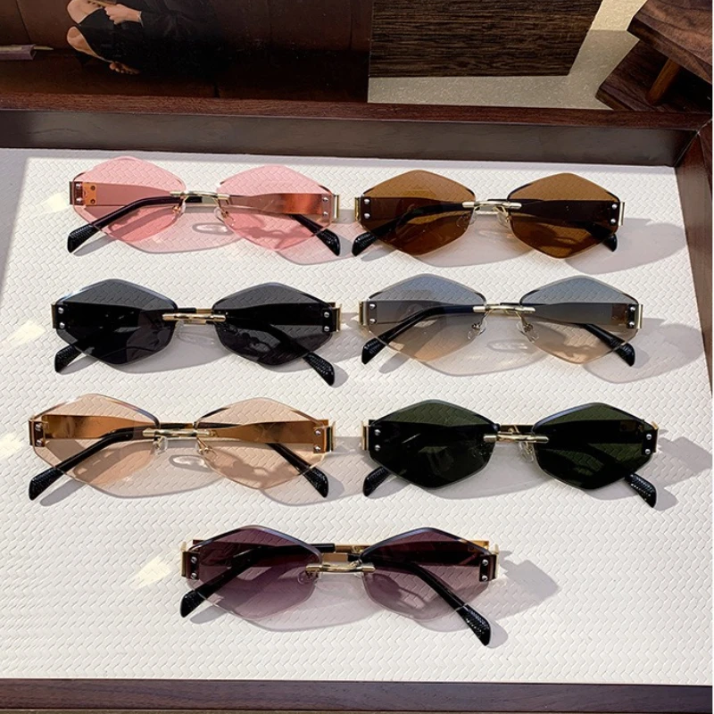 แว่นกันแดดทรงเหลี่ยมสไตล์วินเทจสตีมพังก์สำหรับผู้หญิง กรอบทรงเหลี่ยม ป้องกันรังสียูวี 400 เหมาะสำหรับขับรถ แว่นกันแดดคลาสสิกสุดฮิตปี 2025