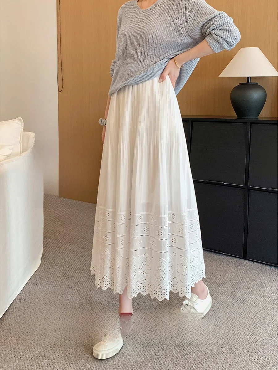 

Элегантная юбка А-силуэта с высокой талией, вышитыми цветочными мотивами, ажурными вставками и плиссированным дизайном из чистого высококачественного хлопка.