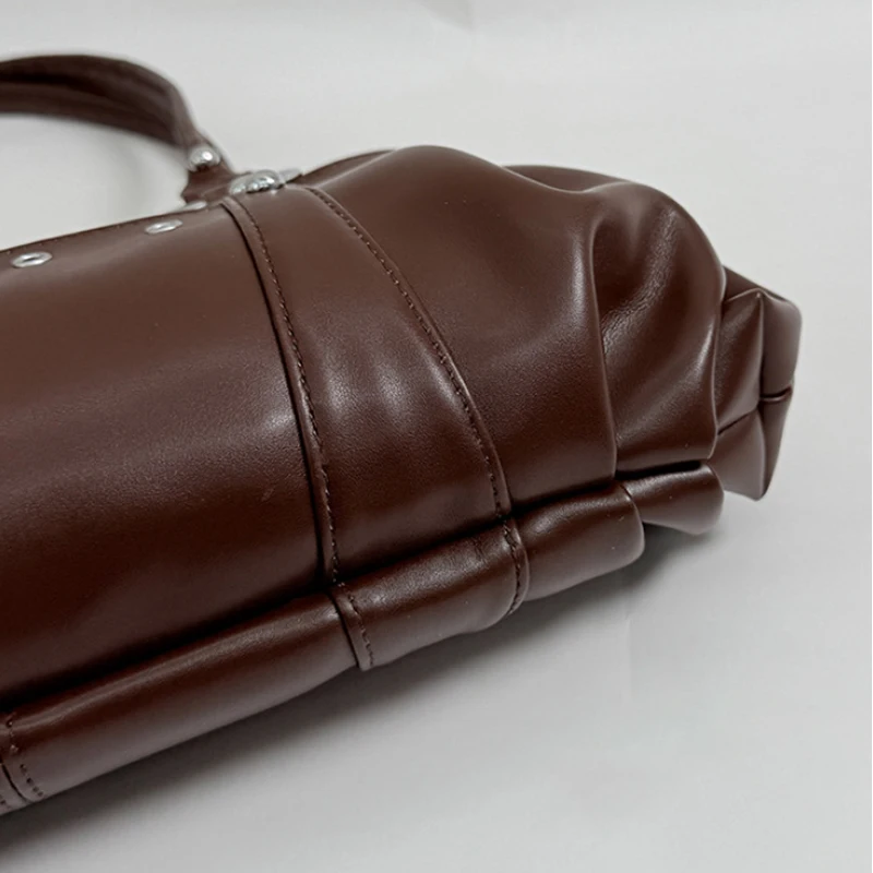 Metallnietenverzierte Unterarm-Schultertasche, Damen Einfarbige Preppy Pendler-Handtasche mit Nieten-Dekor, Koreanische Y2k Mädchen Weiche Casual Tragetasche – Detail 7