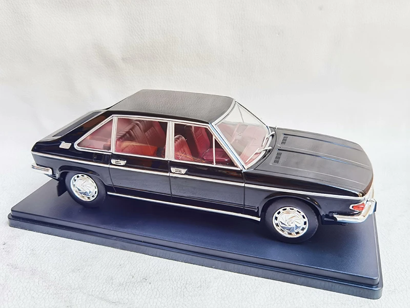 1:24 Scale TATRA 613 Car Alloy Simulation Car Model Diecast Toy Collectible Ornaments