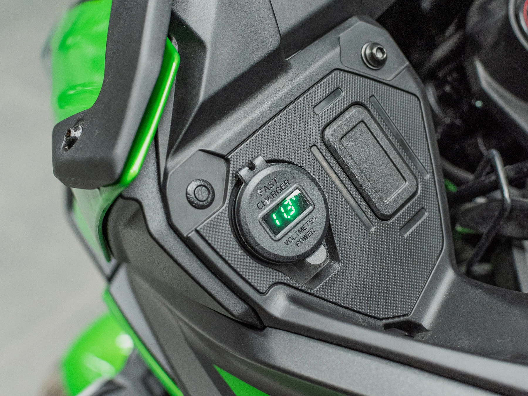 Motocyklowa lewa i prawa ładowarka USB do telefonu komórkowego Szybka ładowarka USB Akcesoria z przekaźnikiem do Kawasaki Versys 650 2022 2023 2024