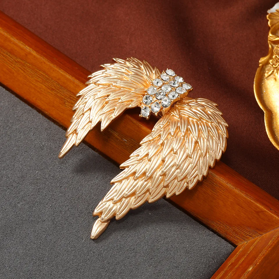 Vintage Matte Gold Color Feather Brooches For Women Unisex Luxury Design Rhinestone Angel Wing Brooch Clothing Pin Jewelry Gifts