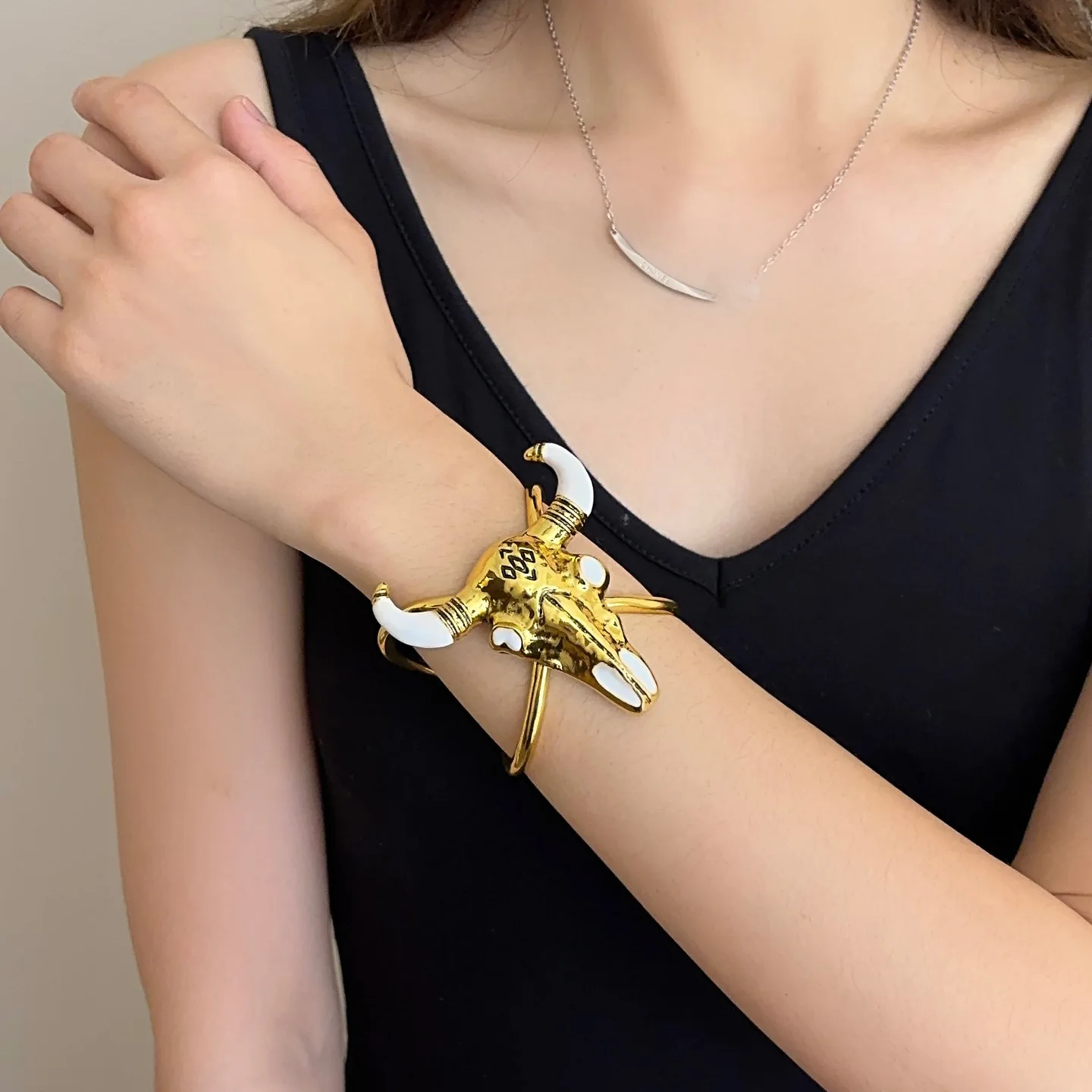 Niche design vintage enamel gold bull-head open-mouth bracelet, light luxury high-end wide, exaggerated wristband