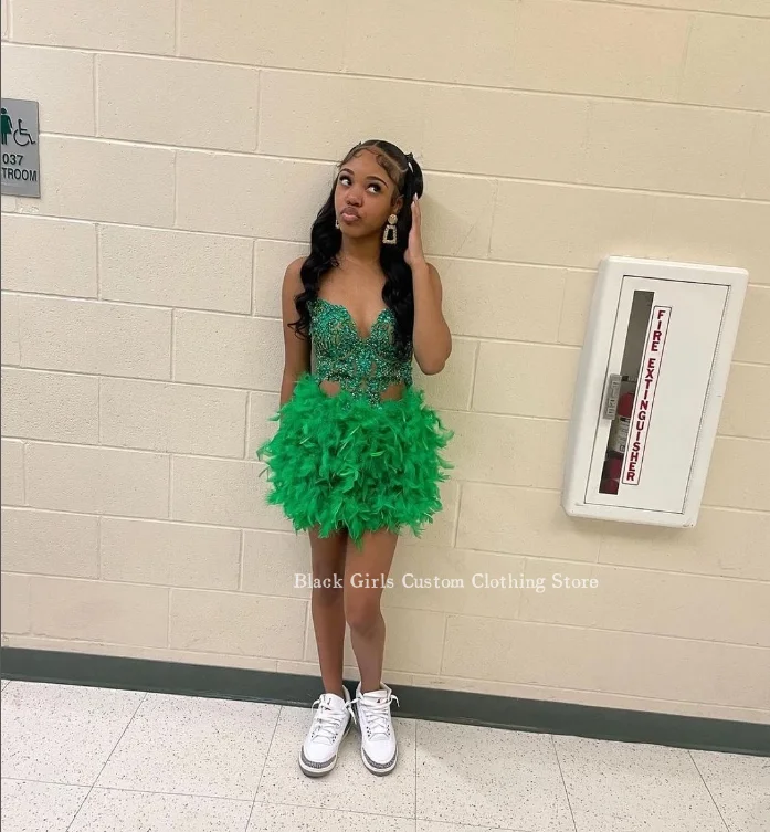 Emerald Green Feather Short Homecoming Dress Sexy Glitter Diamante See Through Black Girl Queen Dress فساتين متوسطة الطول