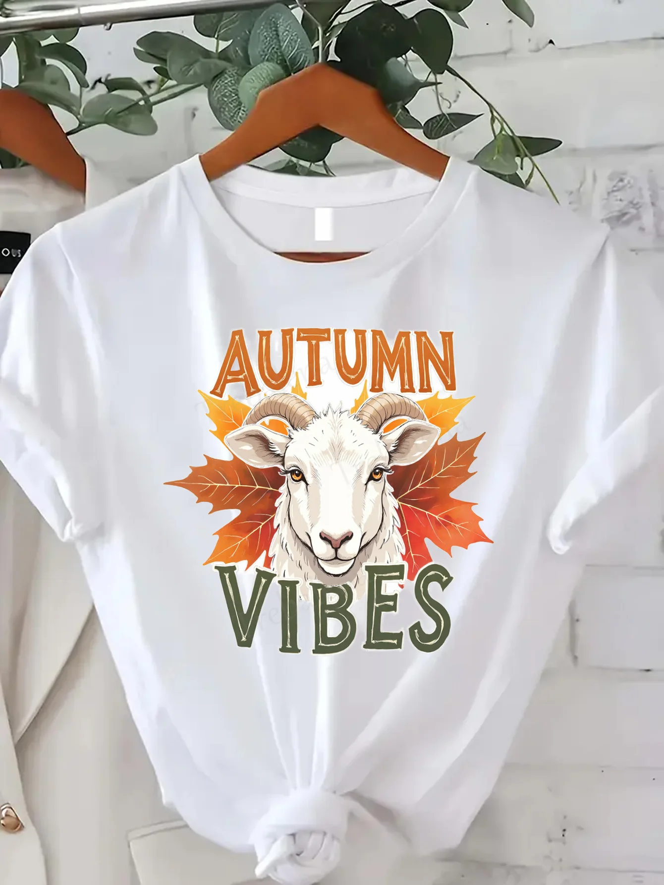 Comfortabel dames T-shirt met print Autumn Vibes Geit T-shirt - Dames T-shirt met herfstbladeren en dierenprint