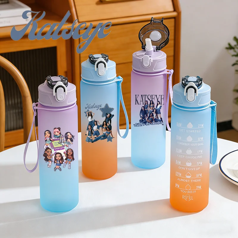 

Бутылка для воды 750 мл Kpop Katseye с градиентным цветом, популярный мультяшный принт, для девочек, портативная, с соломинкой, для женщин, для активного отдыха