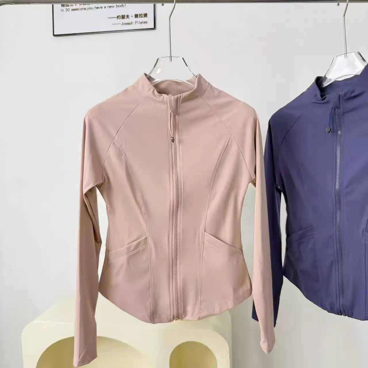 

Women's Yoga Jacket, Slim-fit Sports Jacket with Pockets, Quick-drying and Breathable Fitness Wear for Cycling, Running and Yoga