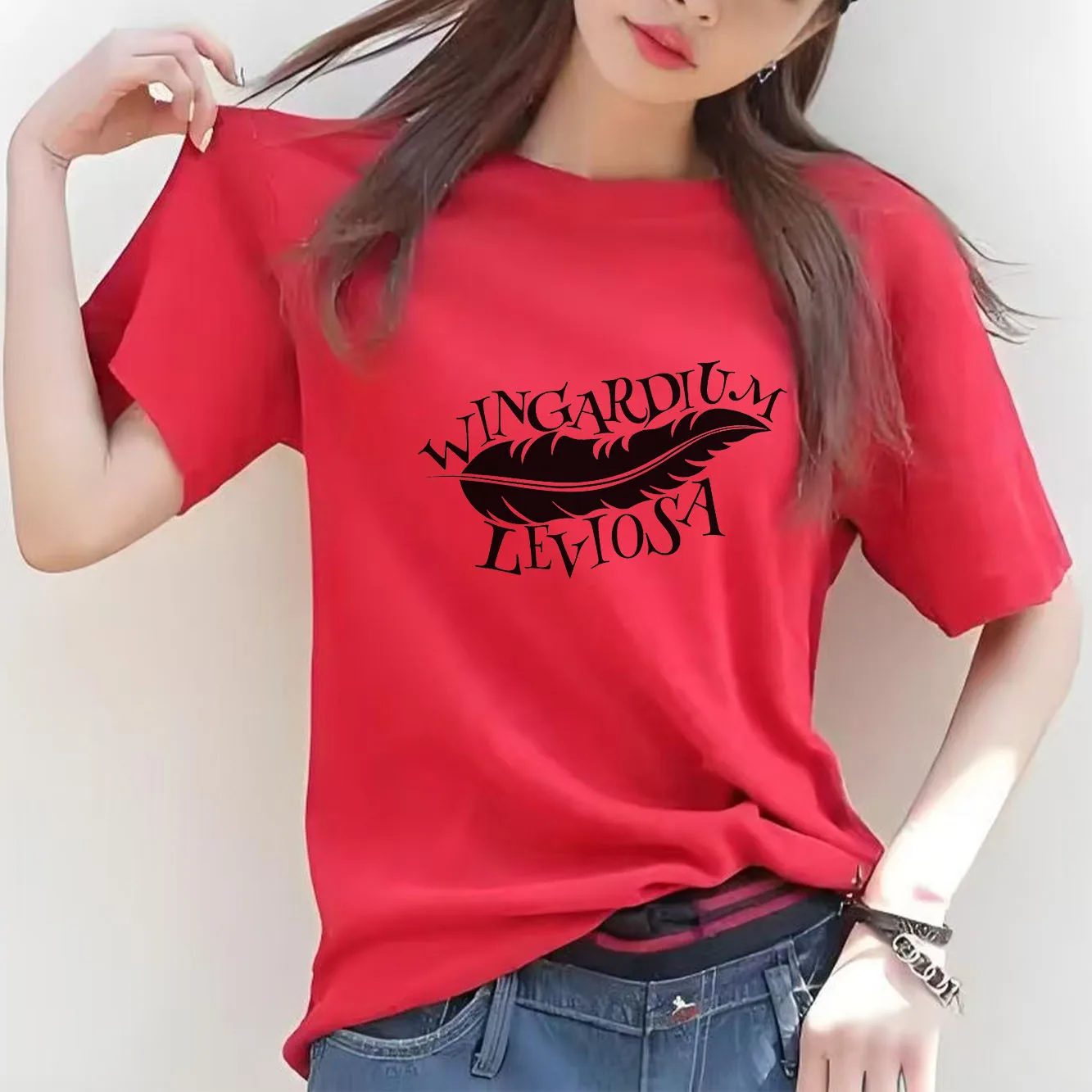 Modna koszulka damska z krótkim rękawem, z nadrukiem piór, uniwersalna, codzienna, odpowiednia na każdą porę roku.