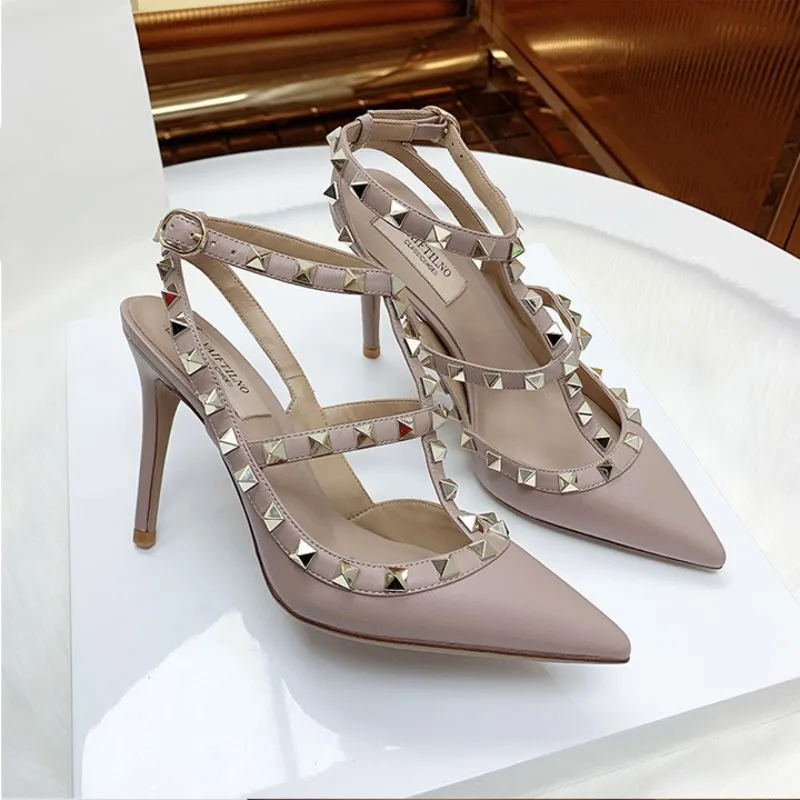 Sandálias femininas de salto alto, rebite de couro laca, sapatos de salto alto pontiagudos, preto, dourado, tendência feminina, moda verão, 2024