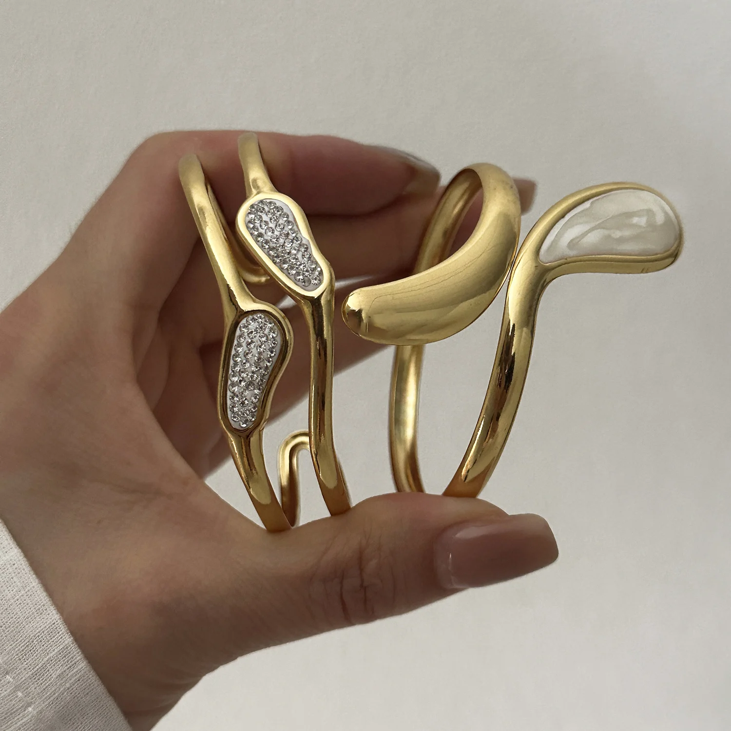 Elegantes CZ Geometrisches Edelstahl-Armreif für Damen, Zierliches Emaille-Hohlarmband, Unregelmäßiger Offener Armreif, Party- und Alltagsschmuck, Geschenk – Detail 4