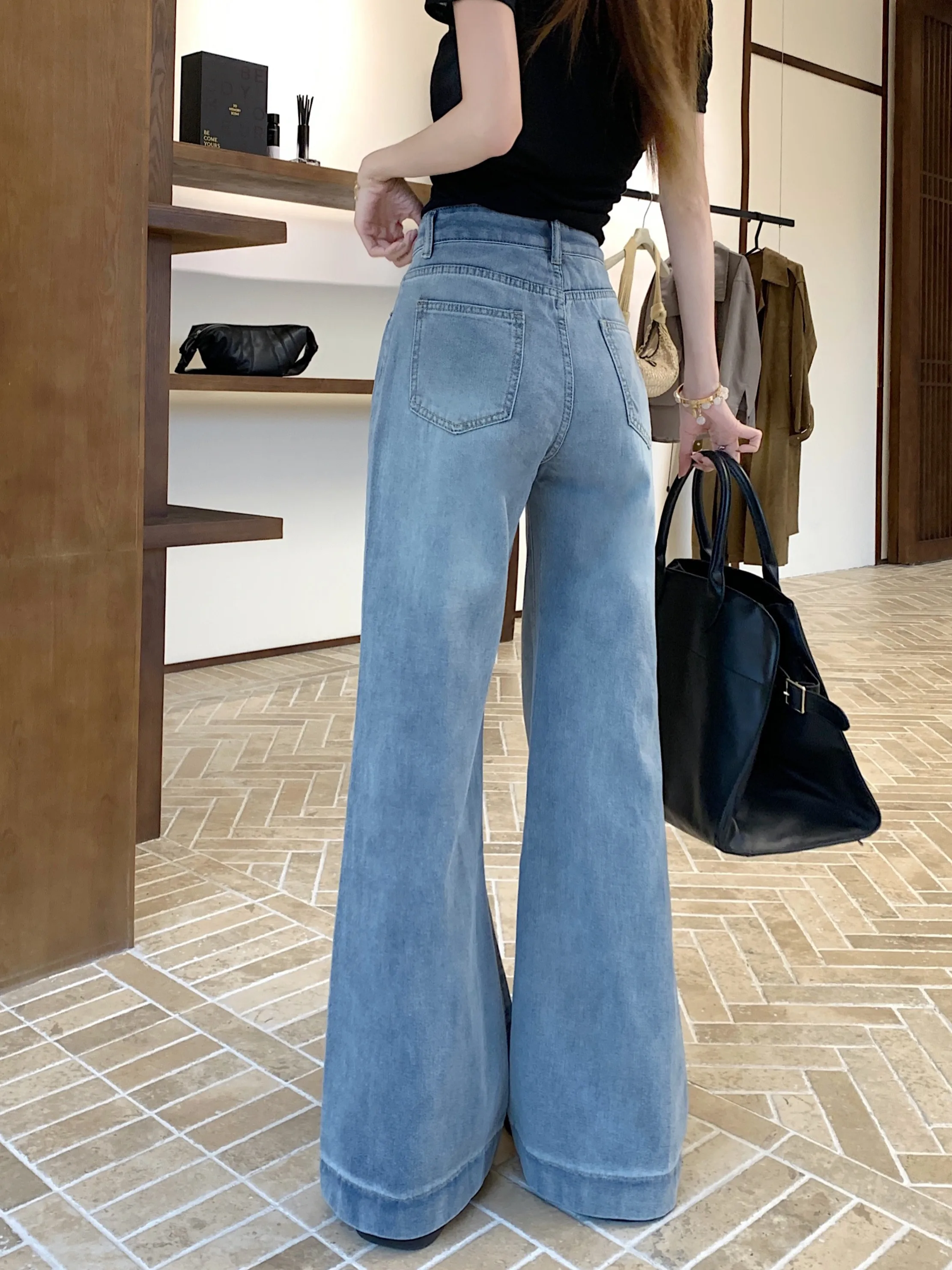 Odzież uliczna damska, jeansy damskie, marszczone, plisowane, drapowane, z rozcięciem, asymetryczne, z detalem na boku, odzież damska, moda denimowa