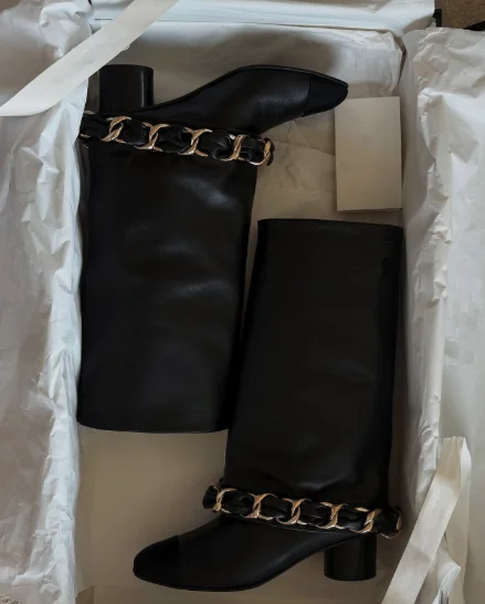Bottes requin avec chaîne en métal noir/blanc pour femmes, talon épais, bout rond, mi-mollet, chaussures de luxe de styliste pour robe de soirée, nouvelle collection 2024