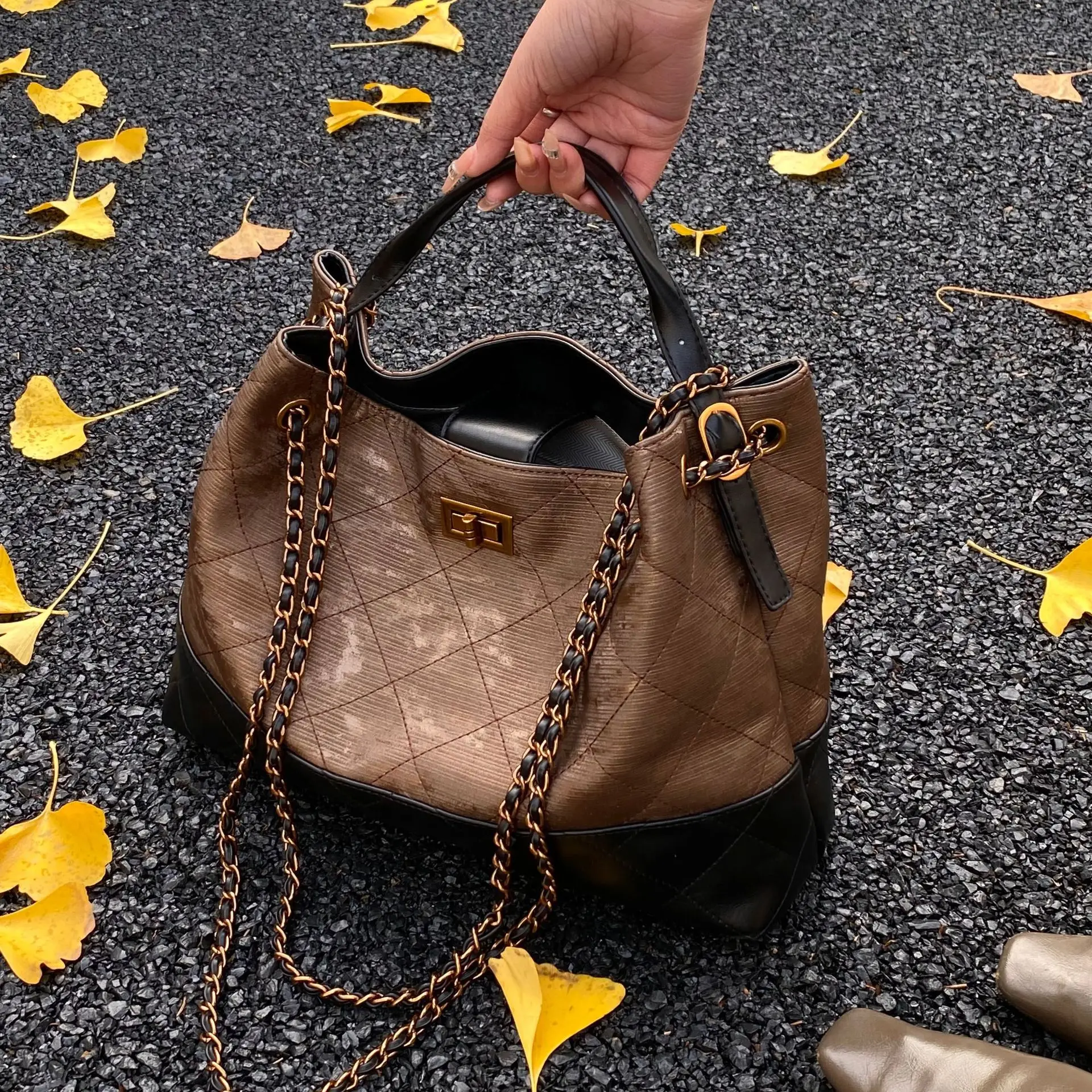 

Просторная большая сумка на осень-зиму 2025 года, винтажная женская сумка через плечо, повседневная сумка через плечо для пригородных поездок, минималистичная сумка «день-ночь»