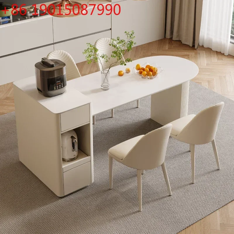 

Кухонный остров с выдвижным обеденным столом, интегрированной мобильной системой хранения и шкафом для бытовой техники с полками из сланца для кухни