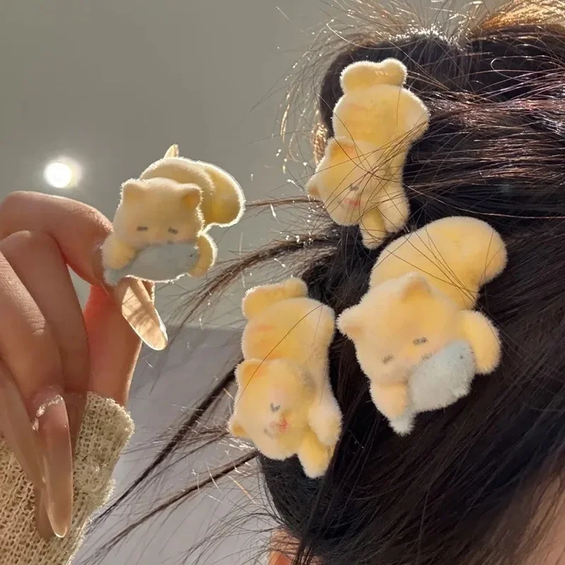 กิ๊บติดผมแมวน้อยน่ารักสีเหลืองครีมสไตล์เกาหลี น่ารัก กำนังกินปลา ตุ๊กตาขนนุ่ม หวานๆ สำหรับสาวๆ เครื่องประดับผมผู้หญิง