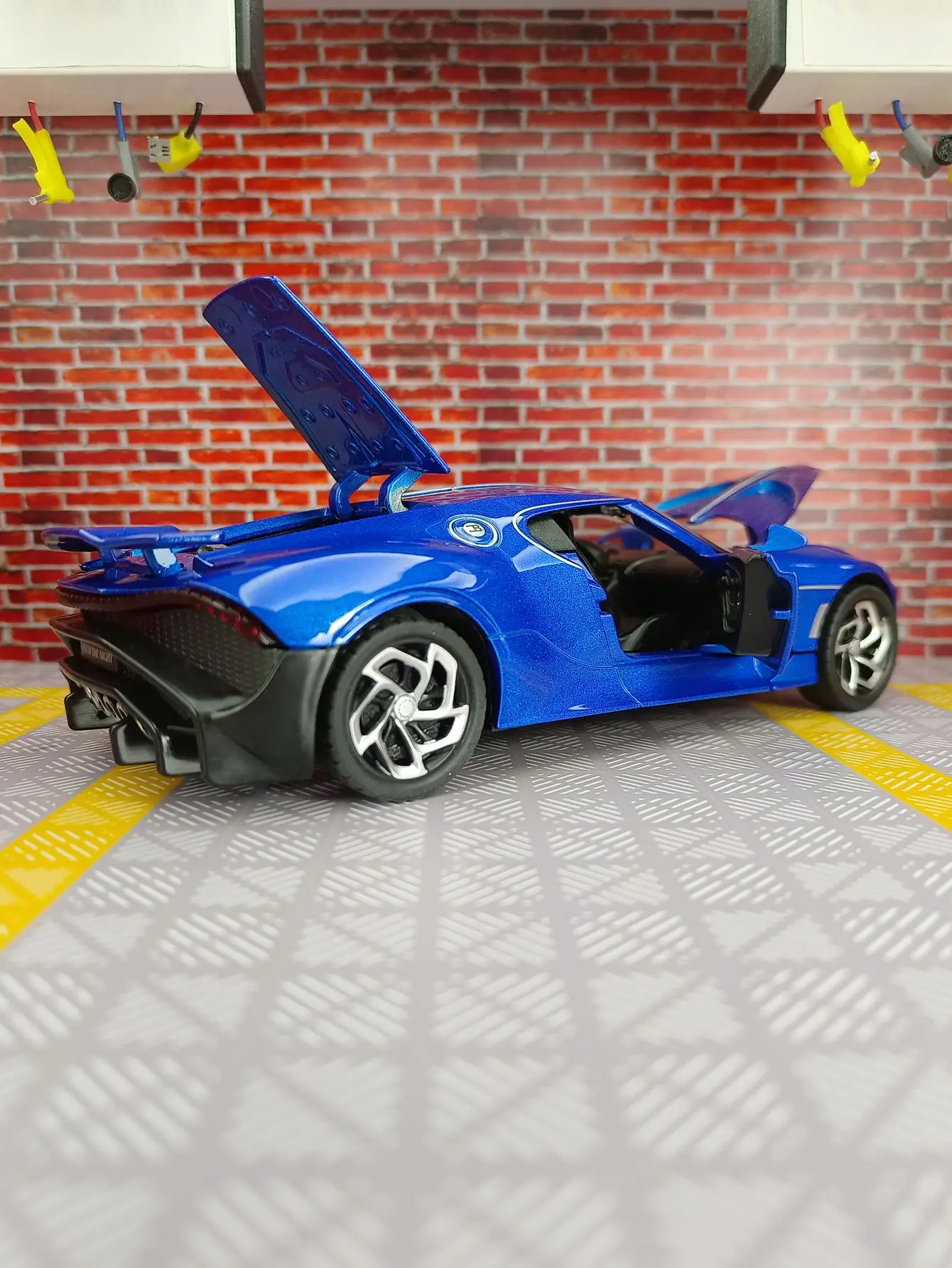 Portas modelo de carro em liga 1:24 e capô do motor, porta-malas pode ser aberto adequado para coleção e pode ser dado como presente para crianças