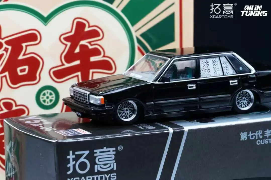 XCARTOYS 1:64 2024 Foshan exhibition site version crown Car + doll accessories diecast alloy car model