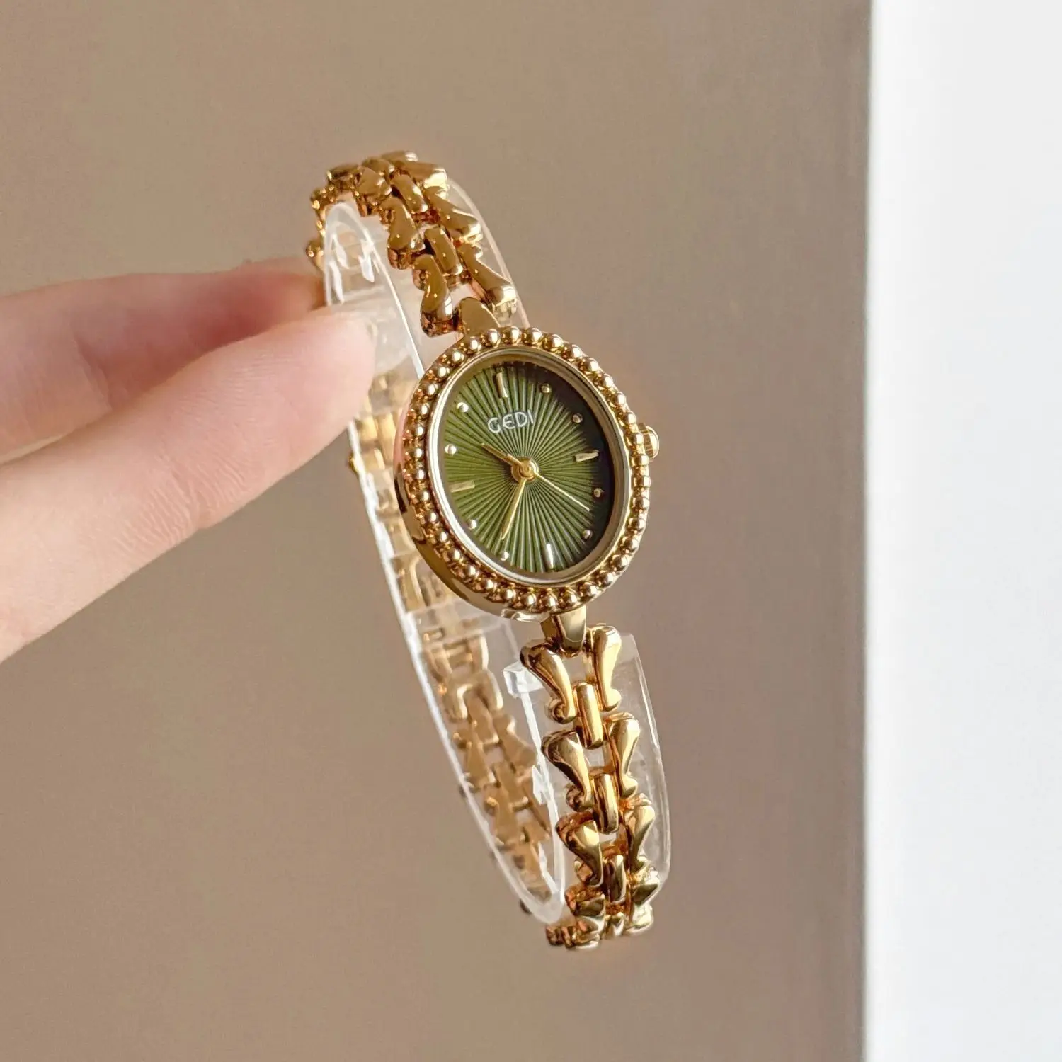 2025 NEW Retro Elegant Woman' Watches Luxury-inspired Oval Small Dial Bone-patterned Chain Strap Ladies' Quartz Watch Dress