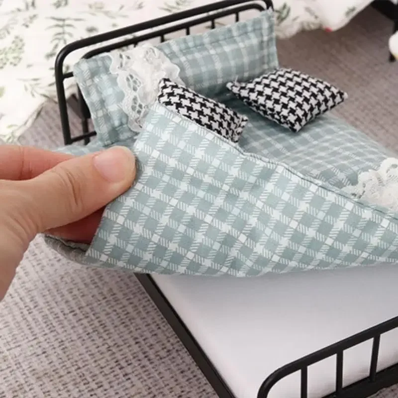 

1/12 миниатюрный кукольный домик, имитация одеяла, подушка, модель кровати, мебельные аксессуары для декора кукольного дома, детские игрушки для ролевых игр, подарок