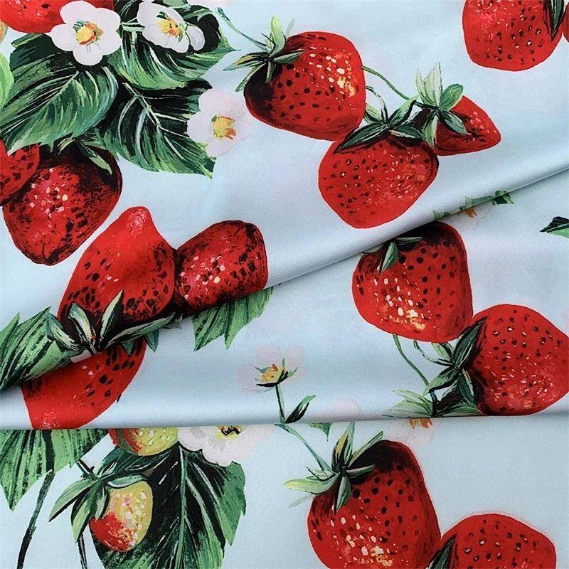 

Синий фон с клубничным узором и принтом, имитирующая шелковую атласную ткань для женского платья, блузки, ткань ручной работы, материал для шитья своими руками