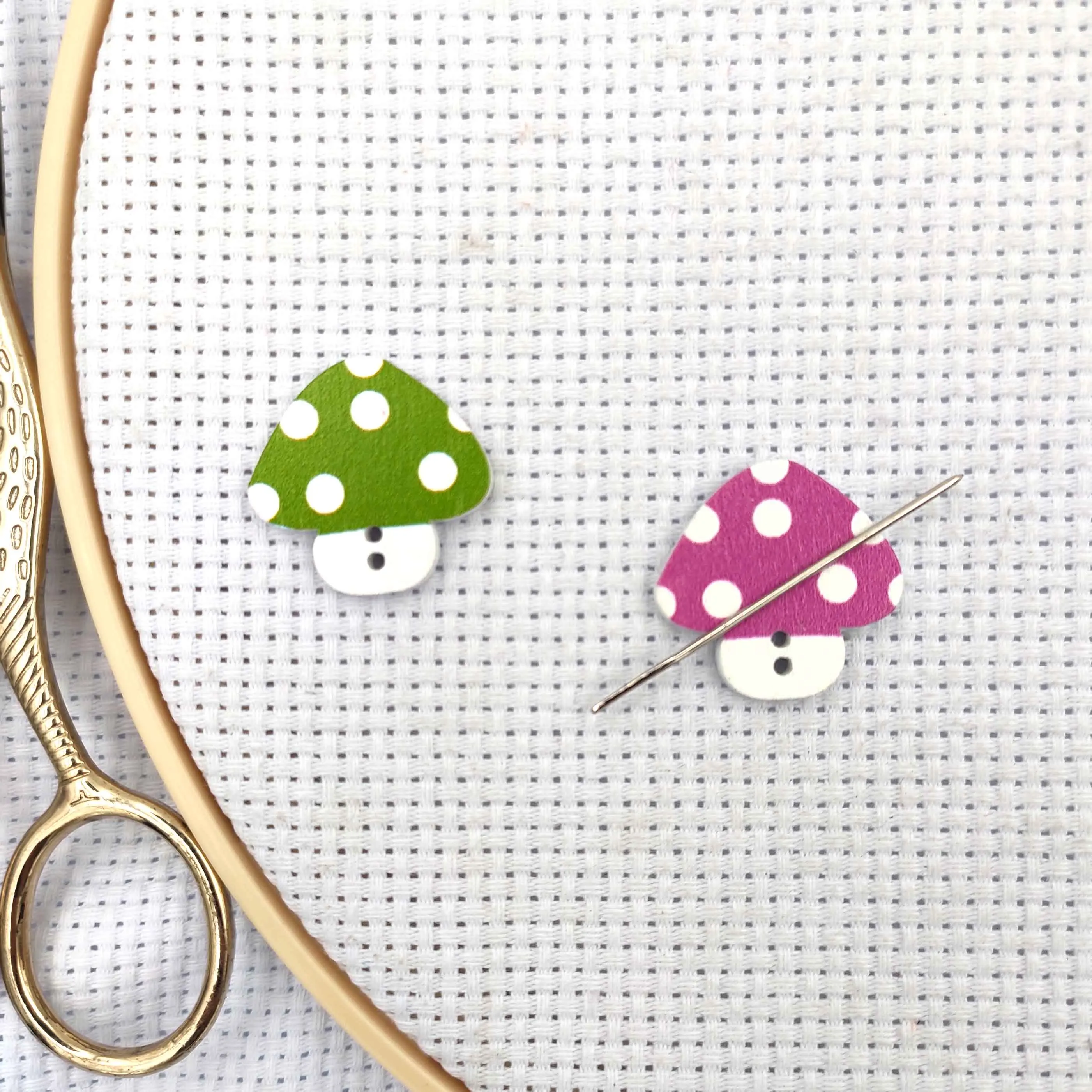 Needle Minders Wood Mushroom 2pcs Needle Holder Embroidery Magnet Needle Keeper Needle Minder for Cross Stitch Needlework Gift