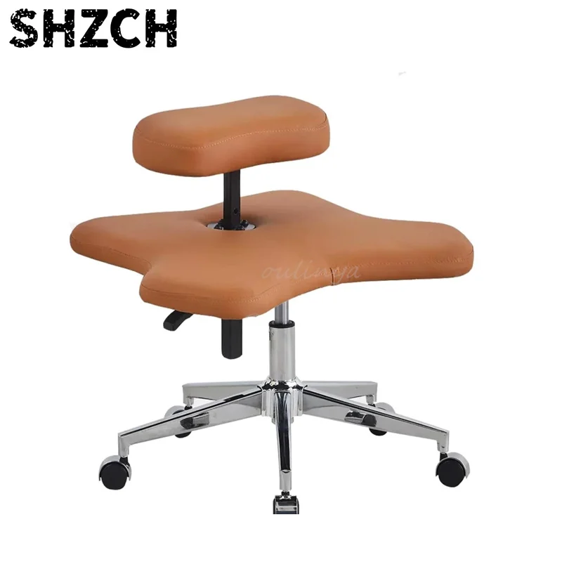 Mesa de computador moderna em couro com cadeiras ergonômicas giratórias e confortáveis para escritório familiar.
