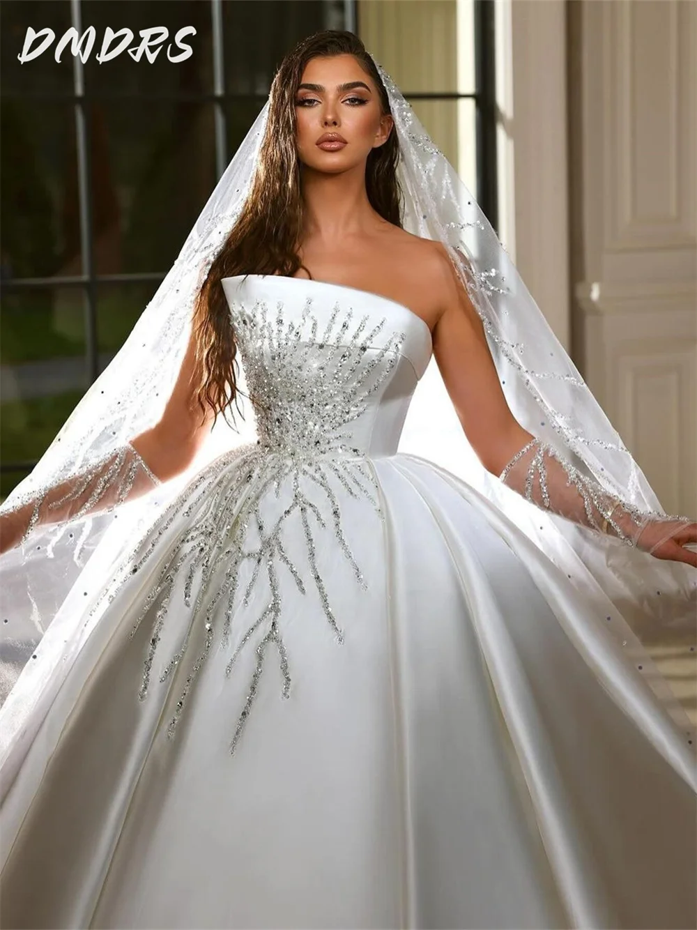 Shiny Sleeveless Wedding Dress 2026 Charming Beaded Bridal Gown Luxurious Satin Strapless Classic Ball Gown Vestidos De Novia
