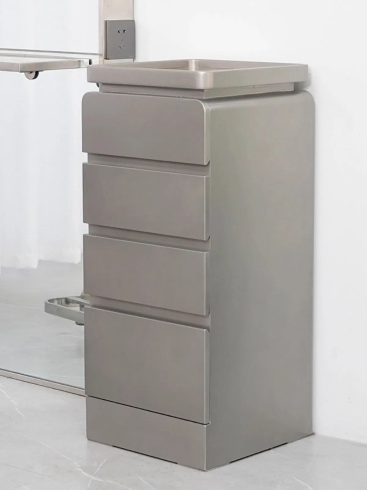 

Легкая роскошная усовершенствованная парикмахерская Специальное использование Парикмахерский шкаф из нержавеющей стали Многослойный дизайн Шкаф для хранения инструментов