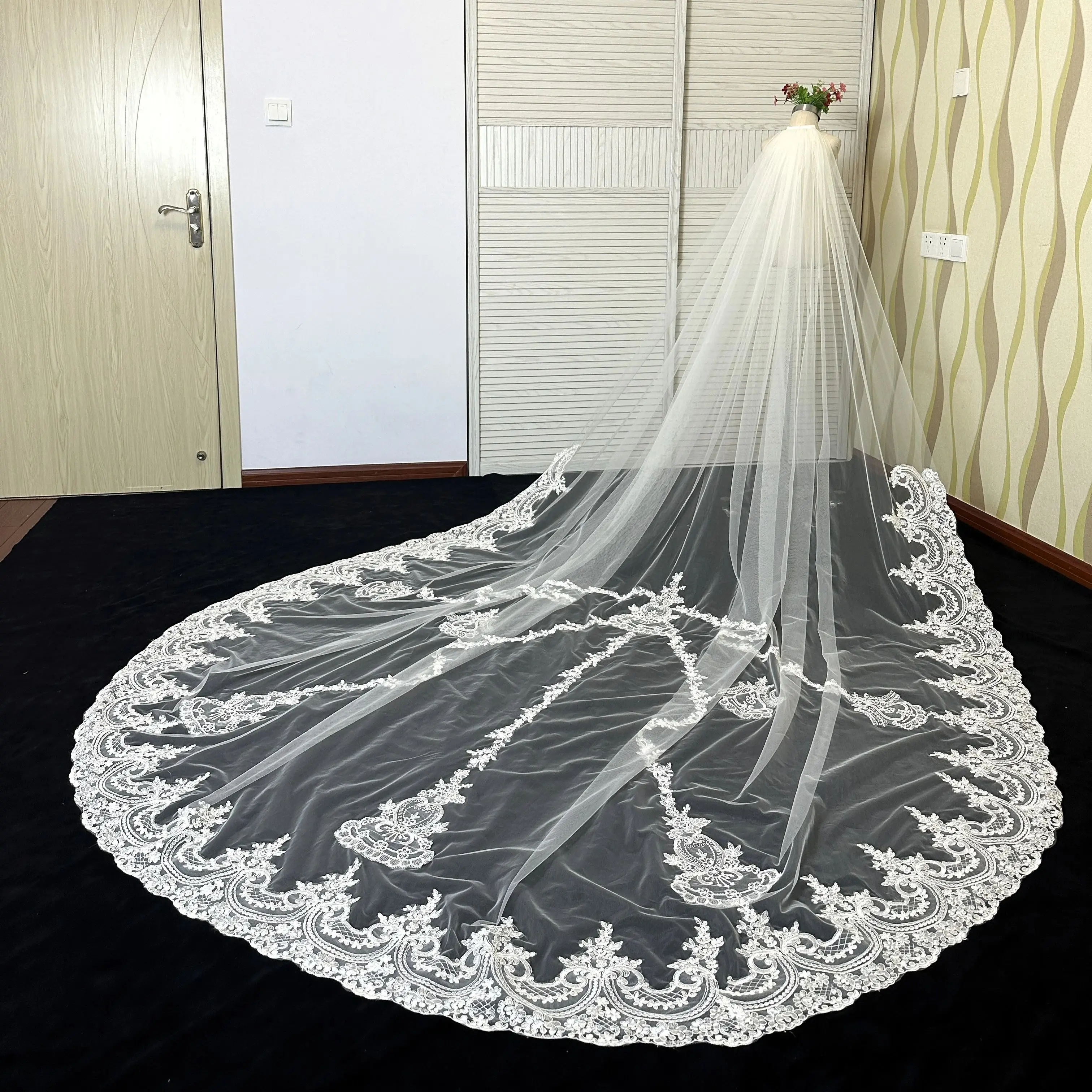 New Arrival Long Lace Wedding Veil 3 Meters Cathedral Bridal Veil with Comb High Quality White Ivory Veil Bride Accessories