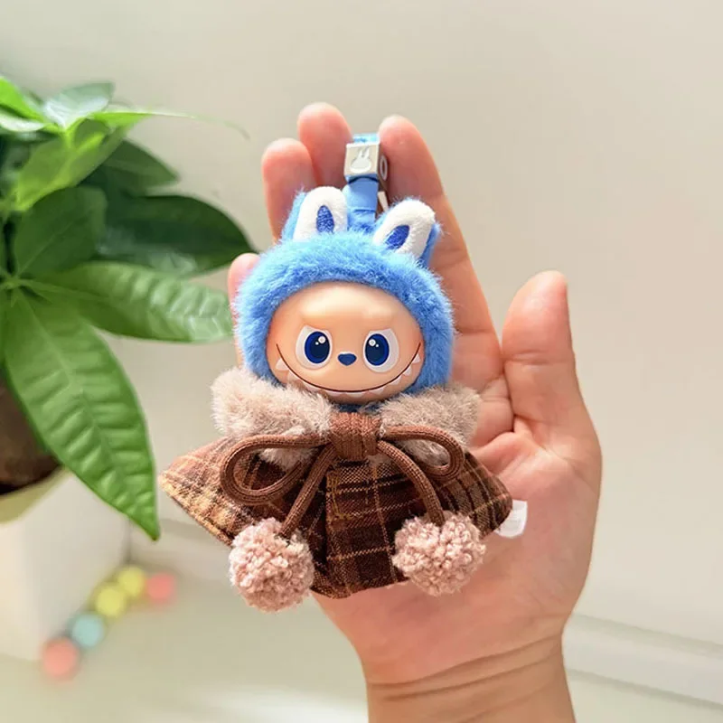 ชุดมินิสำหรับตุ๊กตา Labubu 4.0 ซีรีส์ The Monsters Pin for Love ชุดคริสต์มาส ผ้าคลุมลายตารางคลาสสิกสำหรับตุ๊กตา Labubu V4