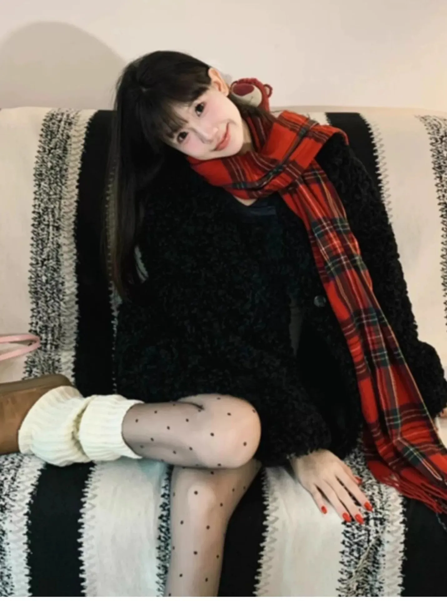 معطف نسائي من فرو الصوف الصناعي سترة قصيرة متينة بياقة مقلوبة وأكمام طويلة مفتوحة الغرز مستقيمة أنيقة غير رسمية لخريف وشتاء 2025