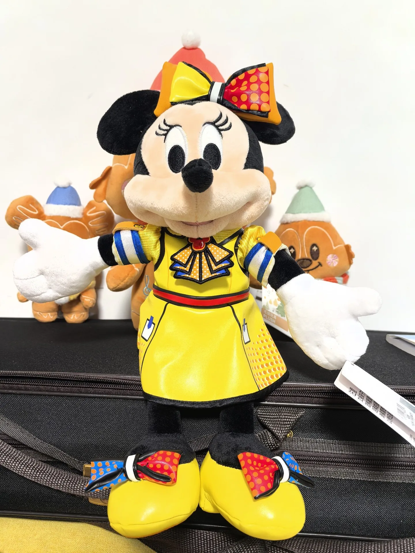 Kolorowe upominki z okazji urodzin Disneya - pluszowe figurki Myszki Miki i Minnie w czerwonych sukienkach - prezent urodzinowy dla dzieci