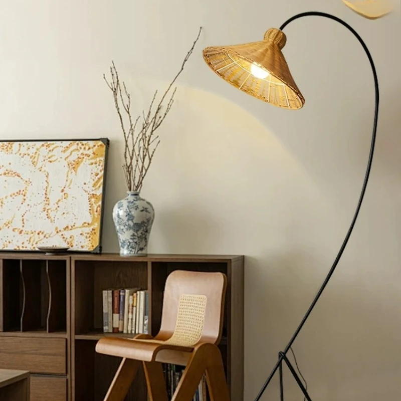 

Торшер из ротанга рядом с диваном в гостиной, средневековый бесшумный ветер, японский ретро светильник для рыбалки в современной атмосфере