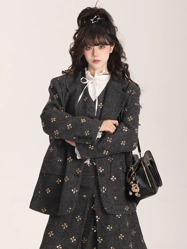 

Женский шерстяной костюм: пиджак, приталенный жилет с V-образным вырезом, юбка миди, комплект из трех предметов. Модный деловой повседневный осенний наряд.