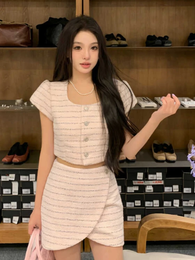 بلوزة قصيرة رفيعة تناسب الجسم وتنورة قصيرة على شكل حرف A للنساء ، بدلة مثيرة حلوة ، طراز العطر ، طقم وردي من قطعتين ، جودة عالية ، جديد ، صيف ،