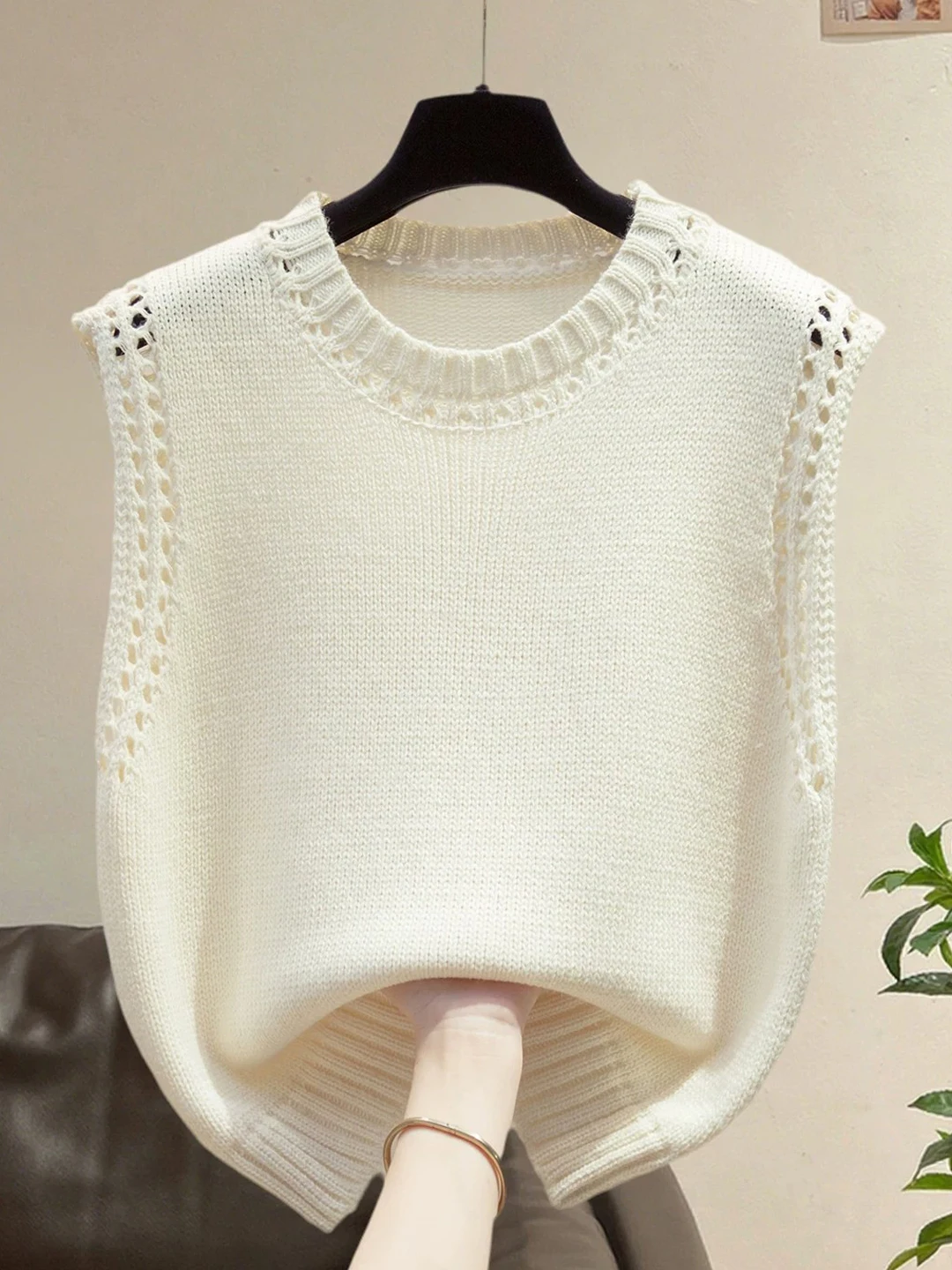 Women's Knitted Vest Top Creamy White Apricot Sleeveless Layering Autumn Winter Fashion Standard Fit round Neck No Button
