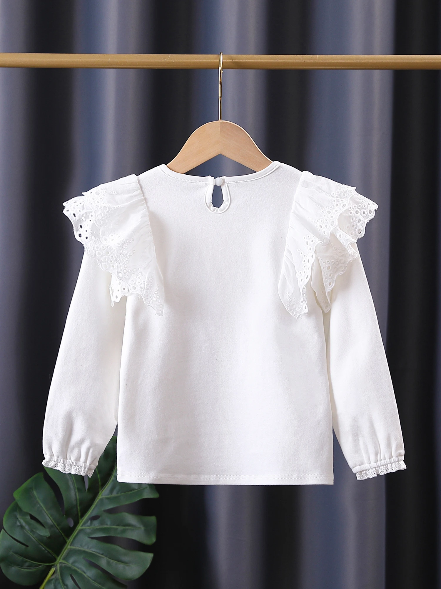 Girls' Spring and Autumn T-Shirt with Sweet and Cute Heart-Shaped Patch Design, Small Flutter Sleeves, Solid Color, Round Neck Pullover, Versatile Autumn Outdoor Top for Little Girls